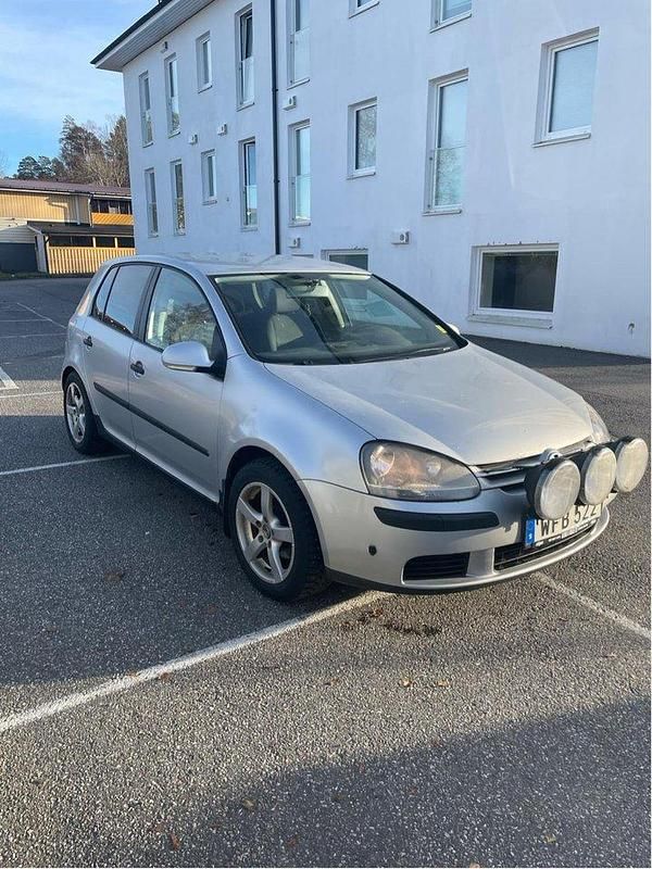 Silver Begagnad 2004 VW Golf IV Halvkombi | 17 000 kr (Bra pris) - Bild 1/4