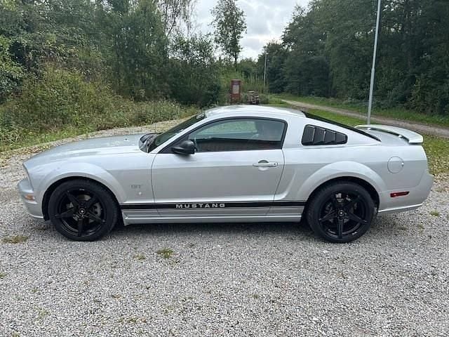 Silver Begagnad 2005 Ford Mustang GT Sportkupé | 169 000 kr (Bra pris) - Bild 1/4