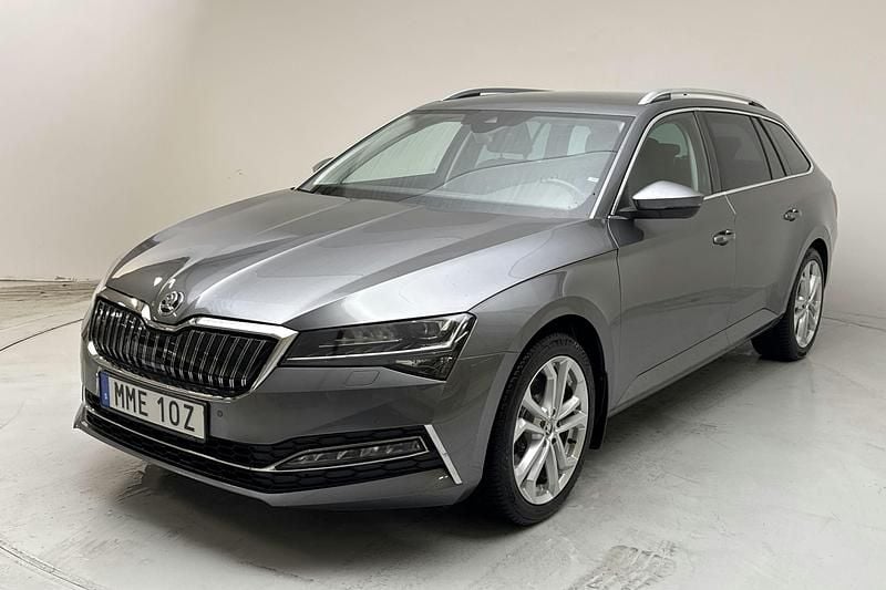 Grå Begagnad 2022 Skoda Superb Adventure Kombi | 316 500 kr (Bra pris) - Bild 1/4
