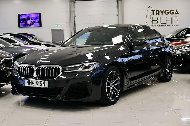 Grå Begagnad 2020 BMW 540 M Sport Sedan | 579 000 kr (Marknadspris) - Bild 1/4