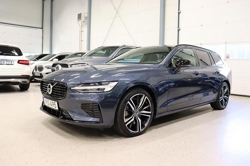 Mörkblå (blå) Begagnad 2022 Volvo V60 R-Design Kombi | 448 900 kr (Marknadspris) - Bild 1/4