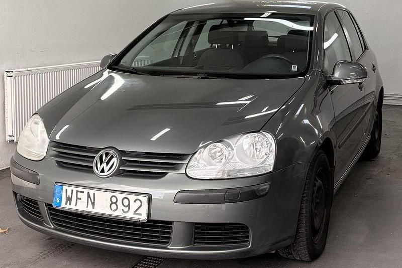 Grön Begagnad 2004 VW Golf IV Trendline Halvkombi | 29 500 kr (Marknadspris) - Bild 1/4