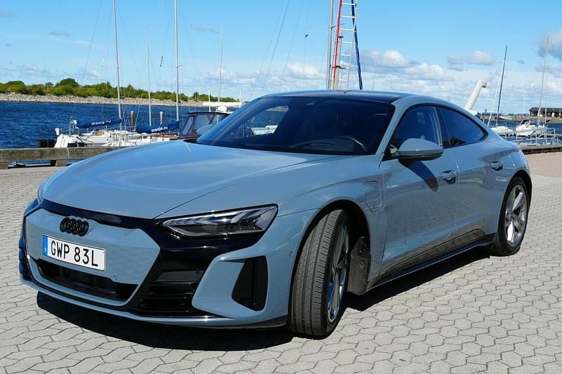 Grå Begagnad 2023 Audi e-tron GT quattro Design Sedan | 725 000 kr - Bild 1/4