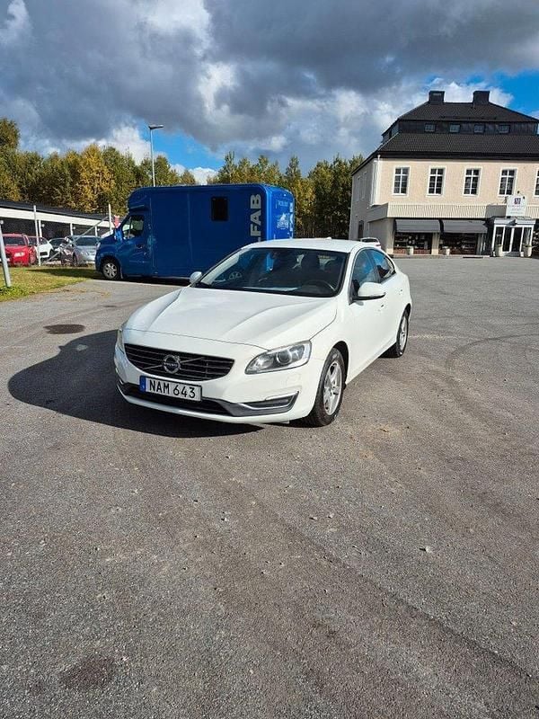 Vit Begagnad 2016 Volvo S60 Momentum Sedan | 88 000 kr (Marknadspris) - Bild 1/4