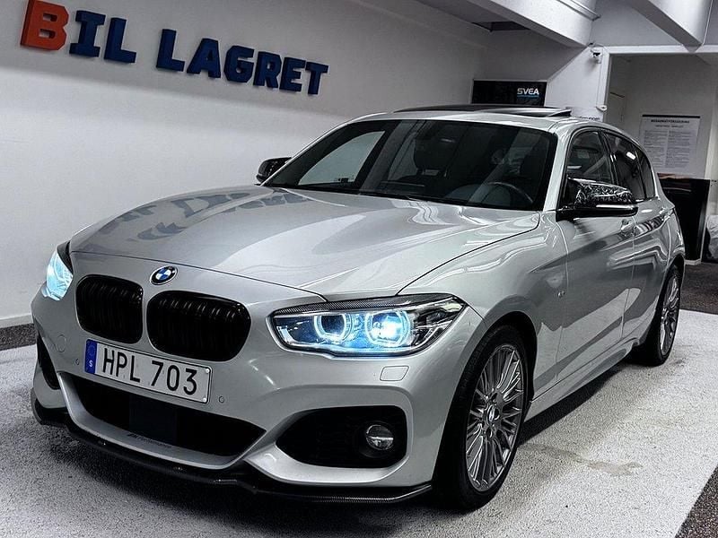 Silver Begagnad 2016 BMW 120 M Sport Halvkombi | 189 900 kr (Lite dyr) - Bild 1/4