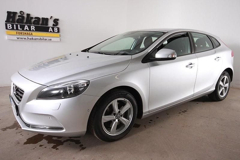 Silver Begagnad 2014 Volvo V40 Kinetic Halvkombi | 114 500 kr (Marknadspris) - Bild 1/4