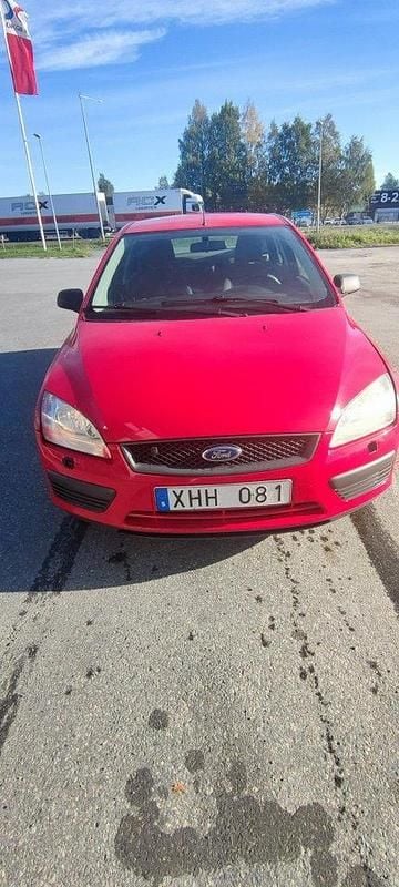 Röd Begagnad 2006 Ford Focus Halvkombi | 25 000 kr (Marknadspris) - Bild 1/4
