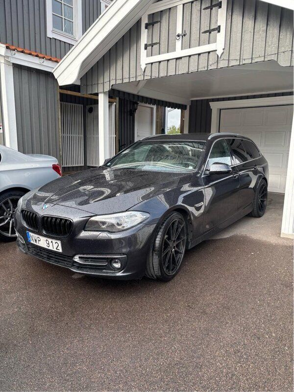 Grå Begagnad 2014 BMW 520 Luxury Line Kombi | 151 200 kr (Dyr) - Bild 1/4