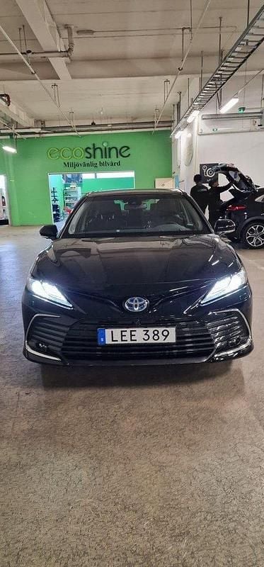 Svart Begagnad 2023 Toyota Camry Hybrid Executive Sedan | 280 000 kr (Marknadspris) - Bild 1/4