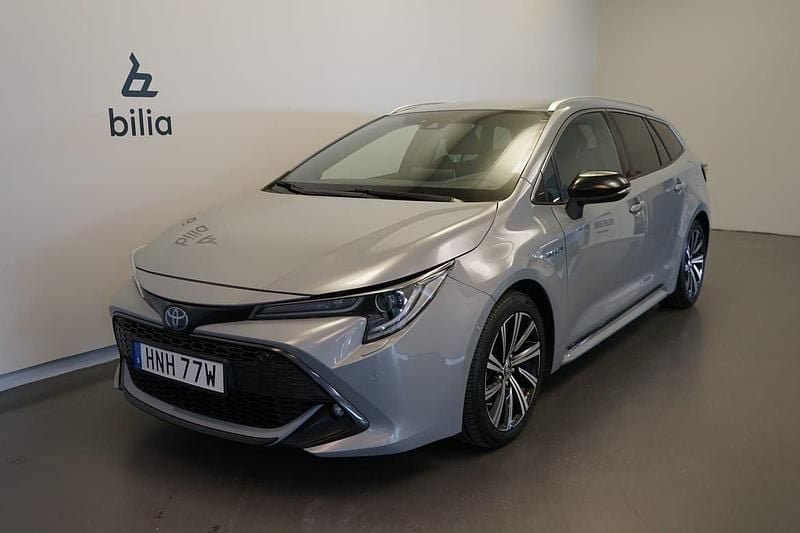 Grå Begagnad 2021 Toyota Corolla Kombi | 229 500 kr (Marknadspris) - Bild 1/4