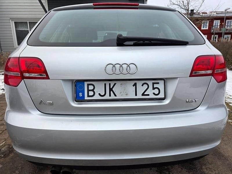 Begagnad Audi A3 Attraction 160 HK (117 kW) 2010 Silvermetallic Halvkombi
