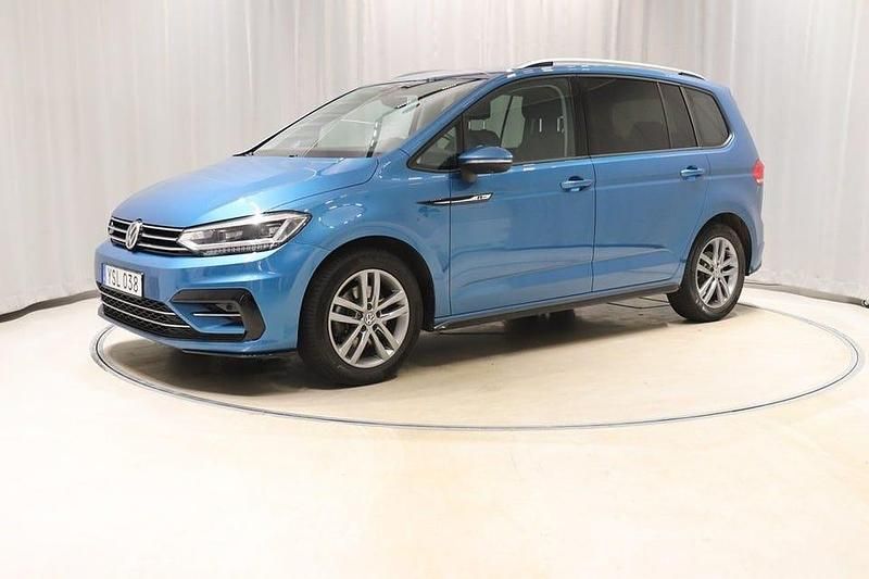 Ljusblå Begagnad 2017 VW Touran R-line Minibuss | 248 900 kr (Lite dyr) - Bild 1/4