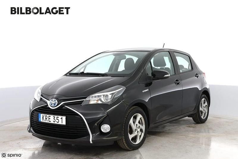 Svart Begagnad 2014 Toyota Yaris Hybrid Halvkombi | 129 800 kr (Marknadspris) - Bild 1/4