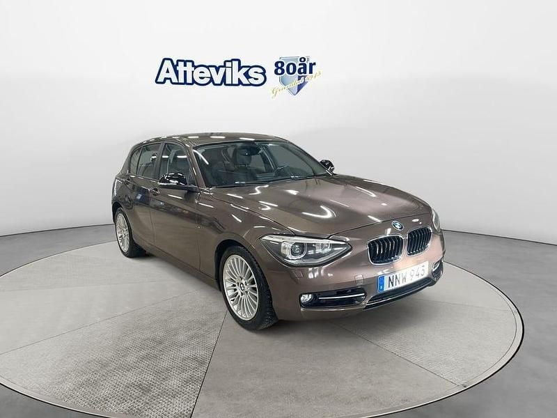 Brun Begagnad 2012 BMW 118 Sport Line Halvkombi | 99 900 kr (Marknadspris) - Bild 1/4