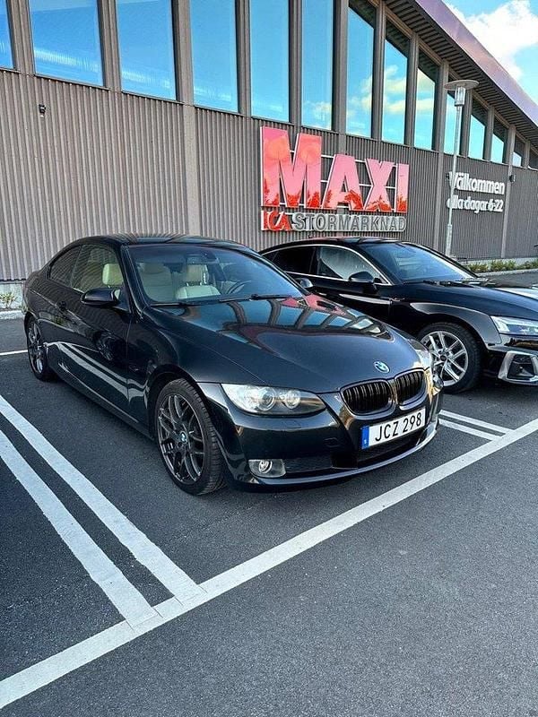 Svart Begagnad 2009 BMW 325 Comfort Edition Sportkupé | 84 999 kr (Superpris) - Bild 1/4