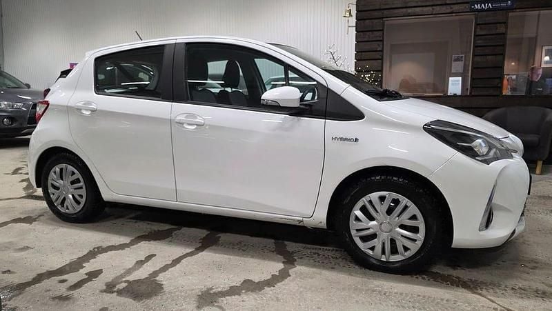 Begagnad Toyota Yaris Hybrid Active 101 HK (74 kW) 2019 Vit Halvkombi