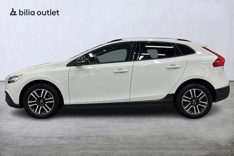 Begagnad Volvo V40 Momentum 120 HK (88 kW) 2017 Vit Halvkombi