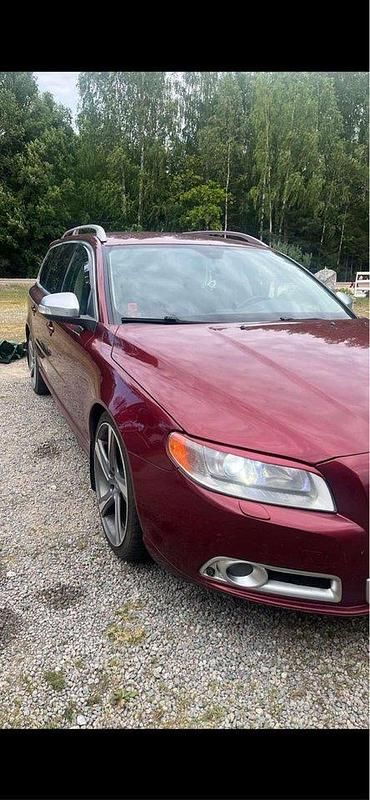 Röd Begagnad 2008 Volvo V70 Summum Kombi | 75 000 kr (Dyr) - Bild 1/3