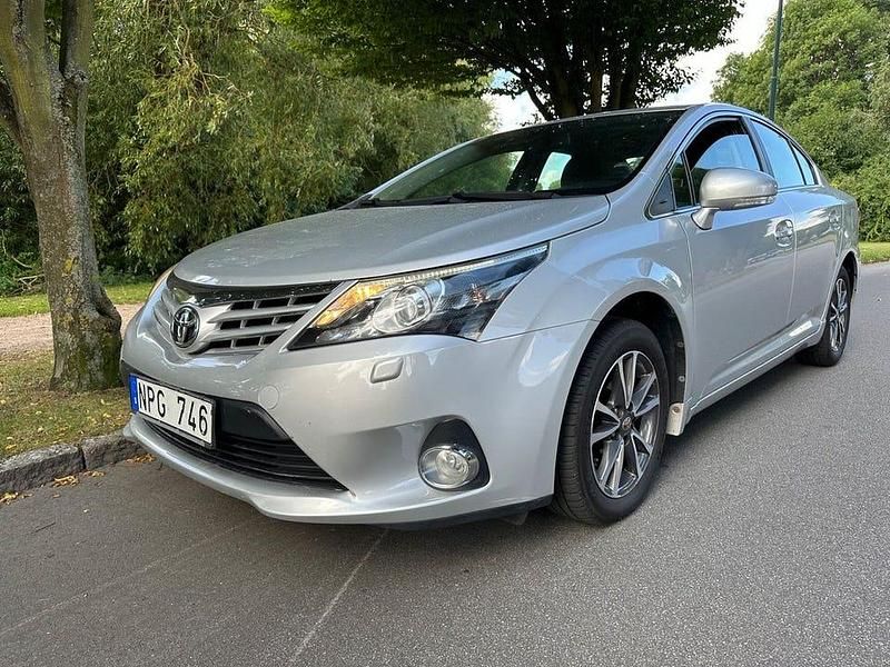 Silver Begagnad 2013 Toyota Avensis Business Edition Sedan | 149 900 kr (Dyr) - Bild 1/4