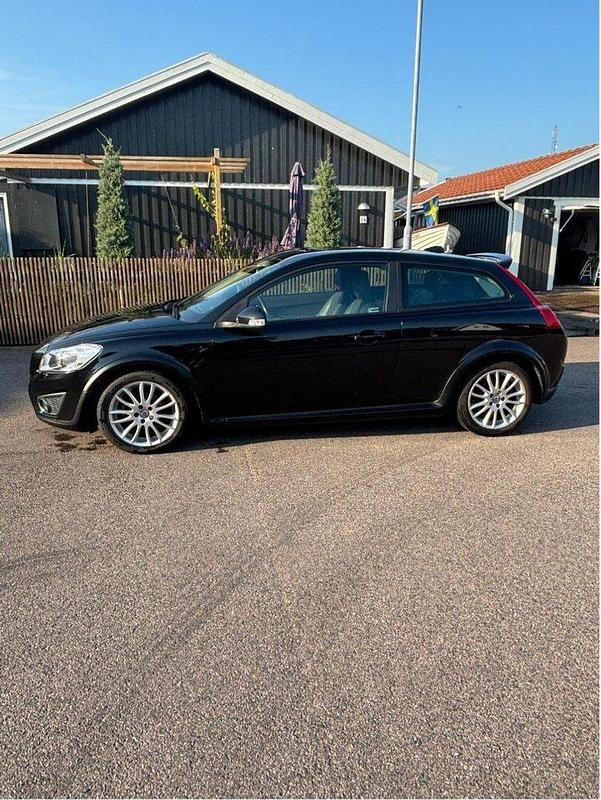 Svart Begagnad 2011 Volvo C30 Summum Halvkombi | 72 500 kr (Marknadspris) - Bild 1/4
