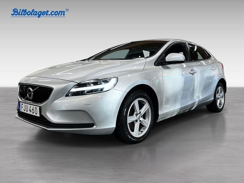Silver Begagnad 2017 Volvo V40 Business Edition Halvkombi | 159 000 kr (Marknadspris) - Bild 1/4