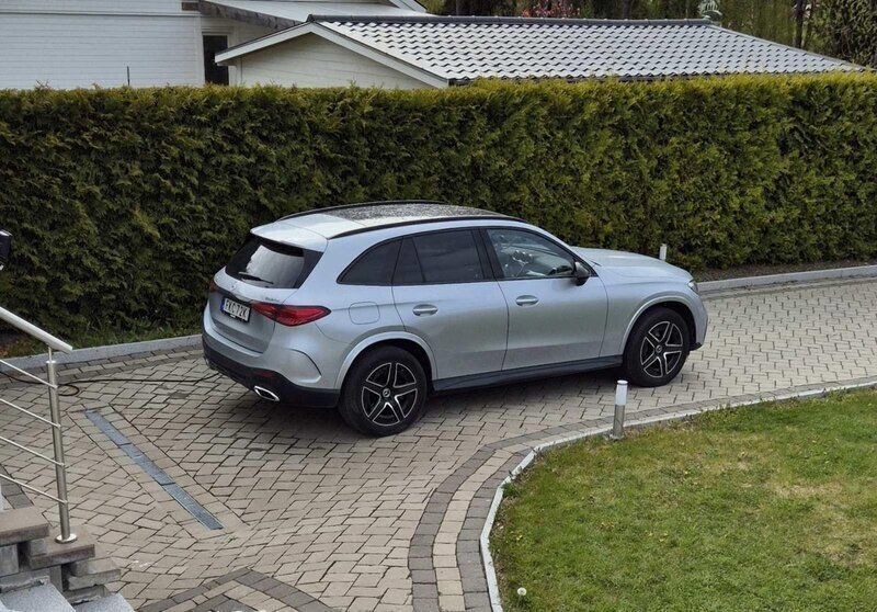 Silver Begagnad 2024 Mercedes GLC300e SUV | 695 000 kr (Marknadspris) - Bild 1/3