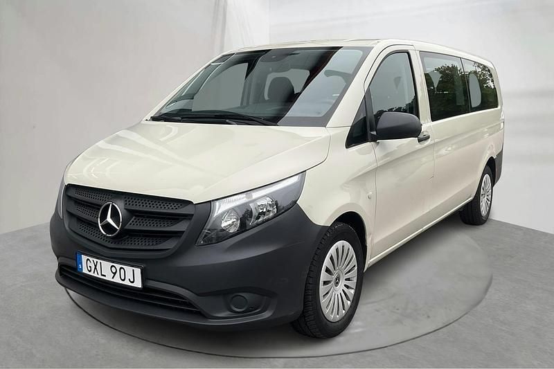 Grå Begagnad 2023 Mercedes Vito Minibuss | 399 000 kr - Bild 1/4