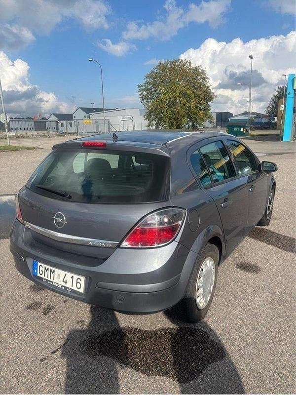 Grå Begagnad 2008 Opel Astra Halvkombi | 49 000 kr (Dyr) - Bild 1/4