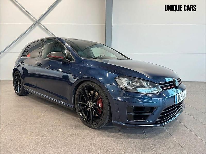 Mörkblå Begagnad 2016 VW Golf VII R Halvkombi | 279 900 kr (Dyr) - Bild 1/4