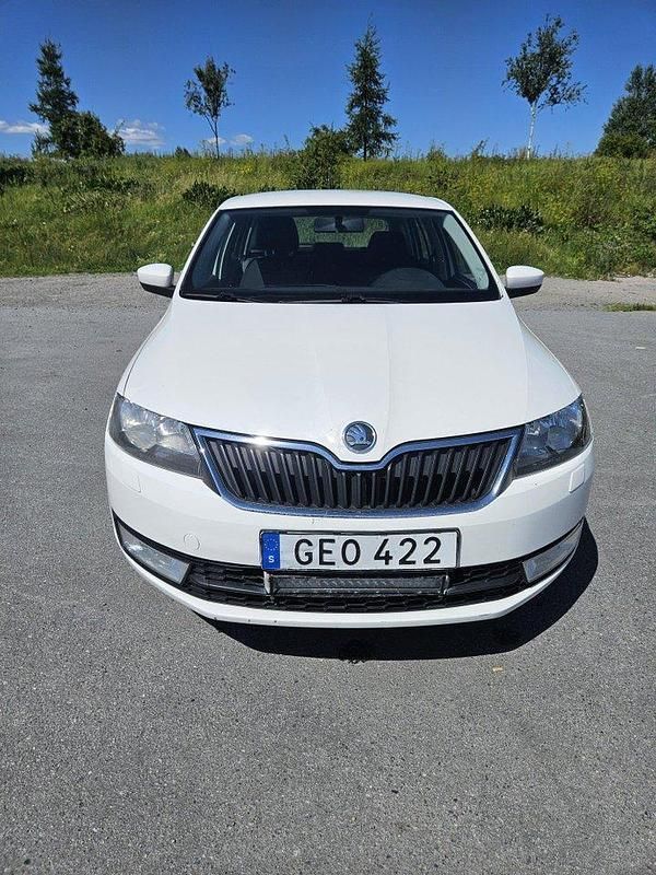 Vit Begagnad 2015 Skoda Rapid Halvkombi | 47 900 kr (Marknadspris) - Bild 1/4