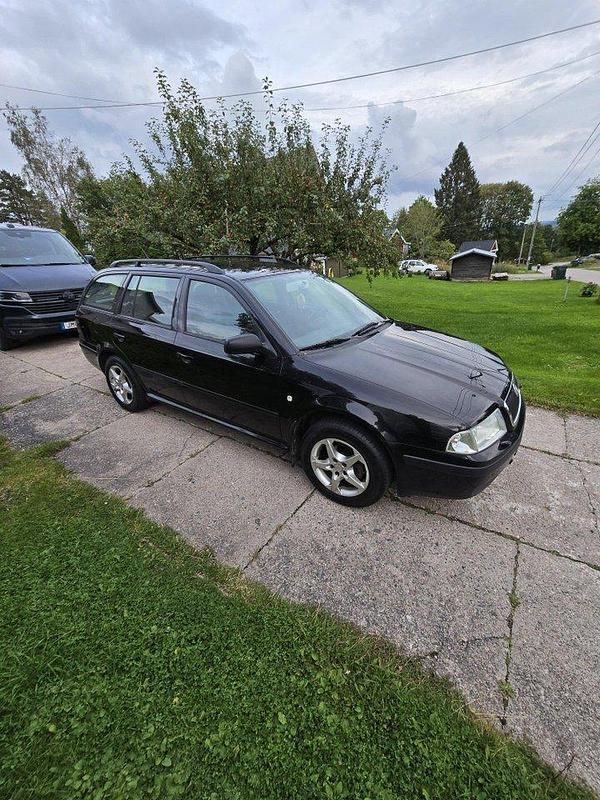 Svart Begagnad 2004 Skoda Octavia Tour Kombi | 19 000 kr (Dyr) - Bild 1/3
