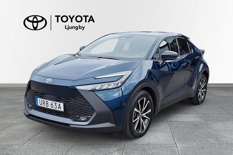 Blå Begagnad 2025 Toyota C-HR Style SUV | 359 000 kr (Marknadspris) - Bild 1/4