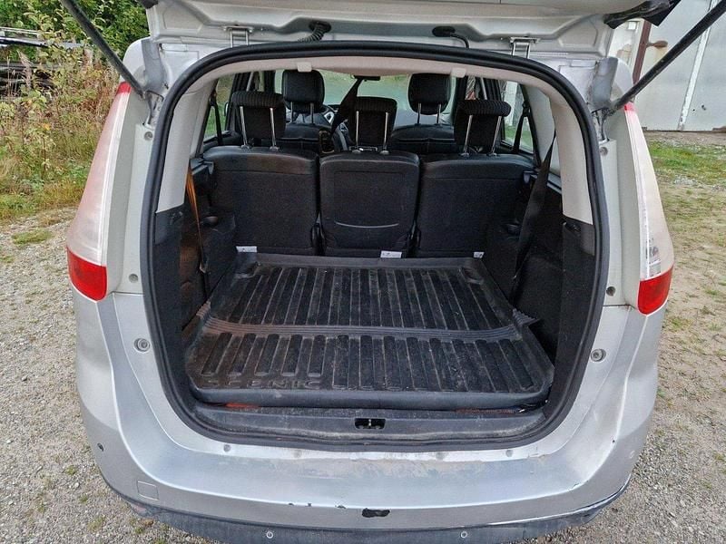 Begagnad Renault Grand Scénic III 110 HK (80 kW) 2011 Silver Minibuss
