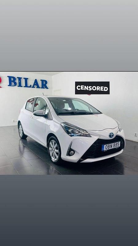 Vit Begagnad 2018 Toyota Yaris Hybrid Active Halvkombi | 105 000 kr (Marknadspris) - Bild 1/4