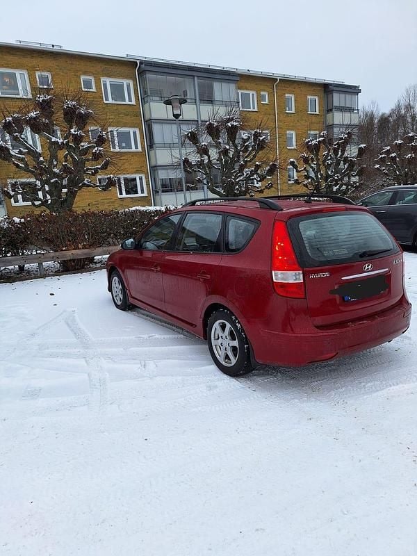 Röd metallic Begagnad 2011 Hyundai i30 Kombi | 29 500 kr (Superpris) - Bild 1/4
