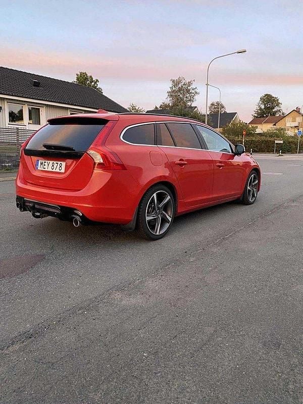 Röd Begagnad 2012 Volvo V60 R-Design Kombi | 99 500 kr (Lite dyr) - Bild 1/4