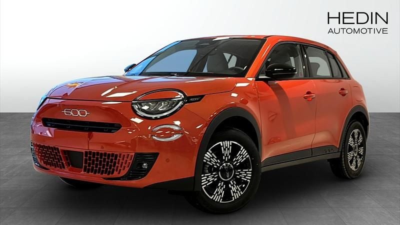Orange Ny 2025 Fiat 600 Icon Halvkombi | 374 875 kr - Bild 1/4