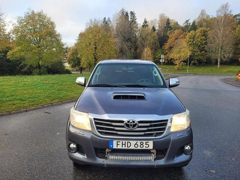 Grå Begagnad 2014 Toyota HiLux Pickup | 165 000 kr (Superpris) - Bild 1/4