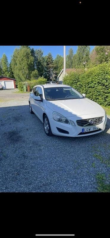 Vit Begagnad 2011 Volvo V60 Momentum Kombi | 54 000 kr (Marknadspris) - Bild 1/1