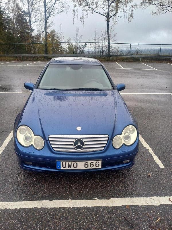Blå Begagnad 2004 Mercedes C180 Sportkupé | 20 000 kr (Bra pris) - Bild 1/4