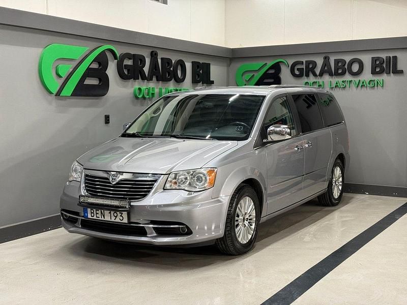Grå Begagnad 2014 Lancia Voyager Minibuss | 149 900 kr (Marknadspris) - Bild 1/4