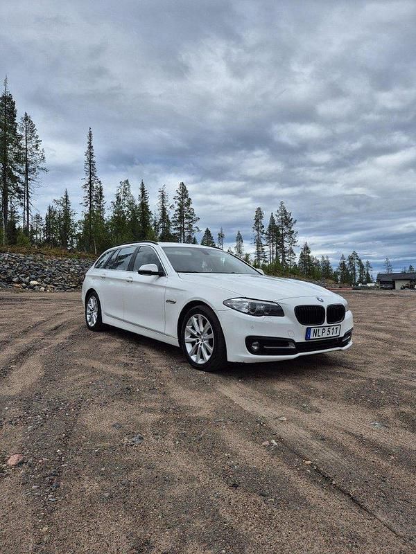 Vit Begagnad 2014 BMW 520 Kombi | 124 000 kr (Superpris) - Bild 1/4