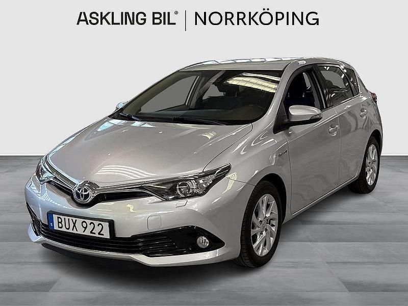 Silver Begagnad 2018 Toyota Auris Hybrid Active Halvkombi | 149 000 kr (Marknadspris) - Bild 1/4