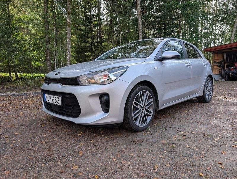 Grå Begagnad 2017 Kia Rio Launch Edition Halvkombi | 90 000 kr (Marknadspris) - Bild 1/4