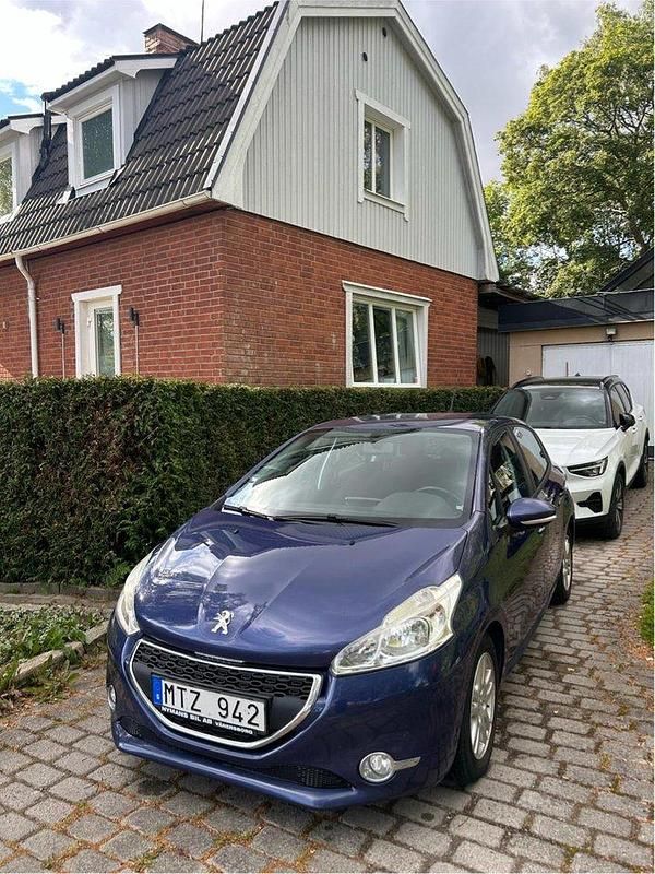 Blå Begagnad 2012 Peugeot 208 Halvkombi | 63 000 kr (Marknadspris) - Bild 1/4