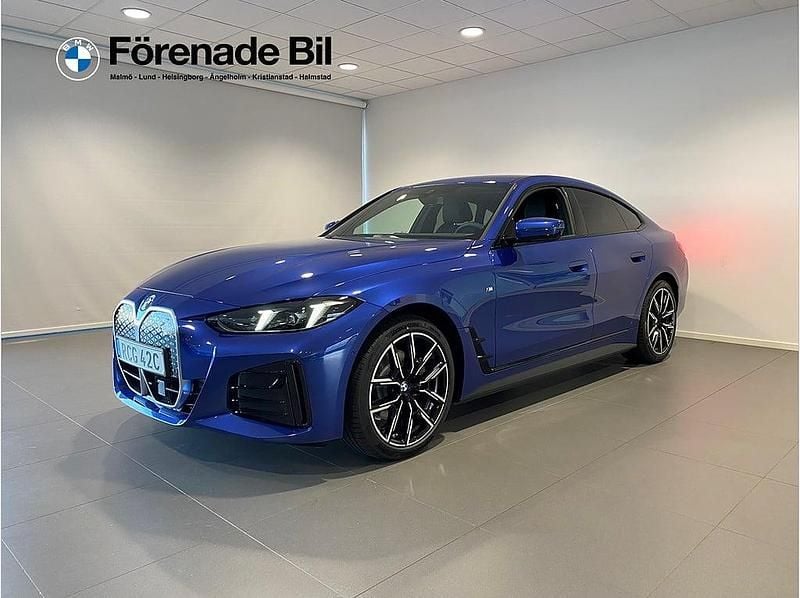 Blå Ny 2026 BMW i4 Sedan | 677 400 kr (Marknadspris) - Bild 1/4
