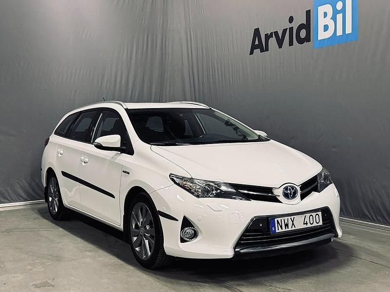 Vit Begagnad 2013 Toyota Auris Touring Sports Executive Kombi | 125 000 kr (Marknadspris) - Bild 1/3