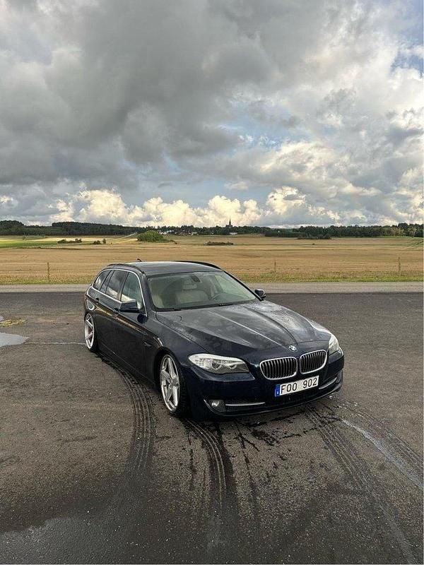 Blå Begagnad 2011 BMW 520 M Sport Kombi | 100 000 kr (Marknadspris) - Bild 1/4