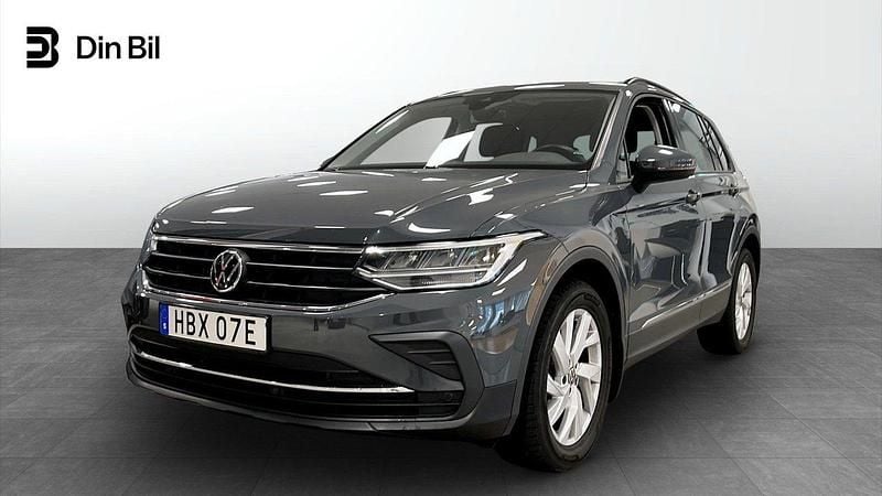 Grå Begagnad 2021 VW Tiguan Life SUV | 289 900 kr (Marknadspris) - Bild 1/4