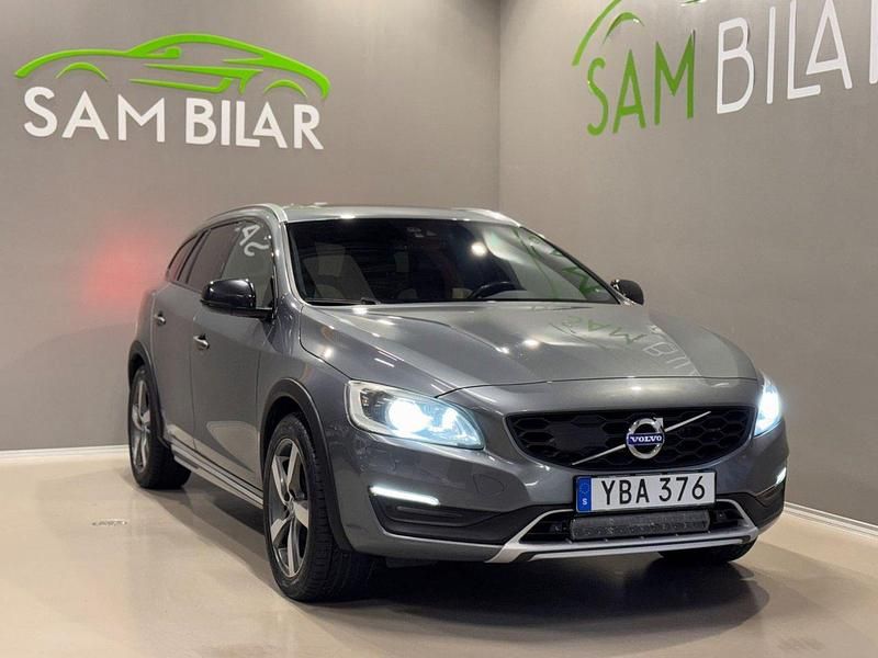 Grå Begagnad 2016 Volvo V60 CC Kombi | 139 900 kr (Marknadspris) - Bild 1/4